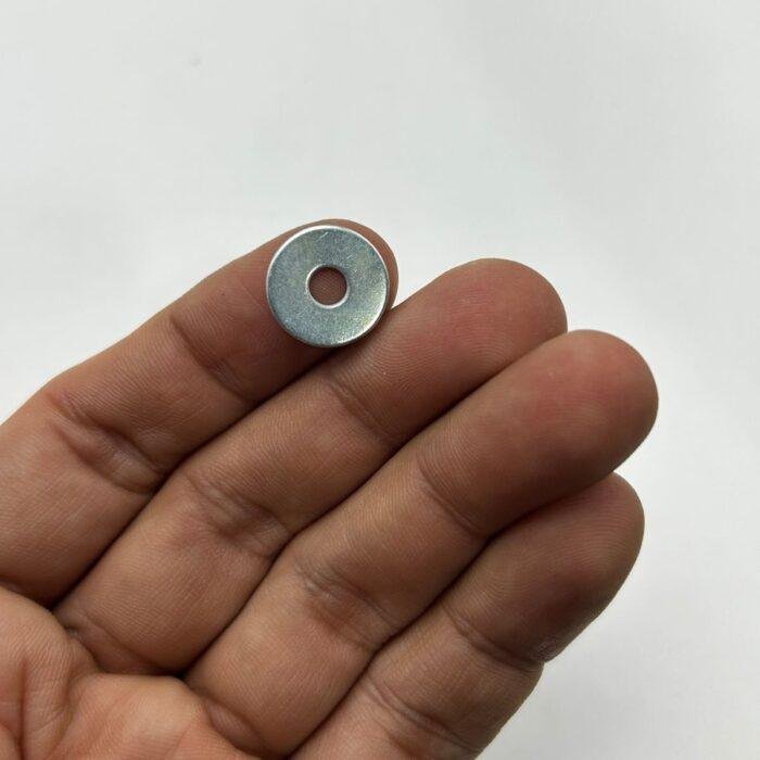Imagem de uma arruela lisa 5/32, em aço carbono galvanizado.