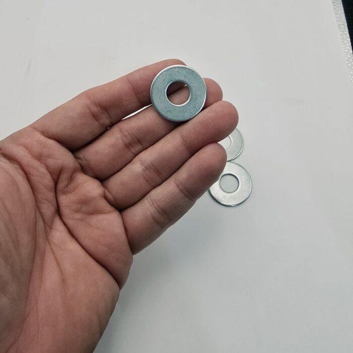 Compre Arruela Lisa 3/8 Zincada de aço carbono. Ideal para distribuição de carga e proteção de superfícies. Garanta a fixação segura dos seus projetos!