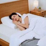 Travesseiro cervical ortopédico de espuma NASA com formato ergonômico.