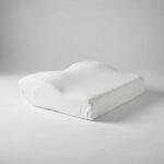 Travesseiro cervical ortopédico de espuma NASA com formato ergonômico.