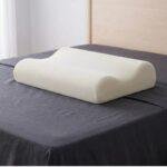 Travesseiro cervical ondulado de espuma NASA com dois níveis de altura (12 e 14cm).