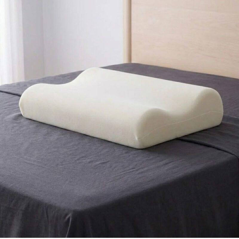 Travesseiro cervical ondulado de espuma NASA com dois níveis de altura (12 e 14cm).