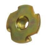 Imagem de um kit com porca garra m4 500 peças com acabamento bicromatizado.