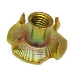 Imagem de um kit com porca garra m4 500 peças com acabamento bicromatizado.