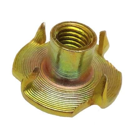 Imagem de um kit com porca garra m4 500 peças com acabamento bicromatizado.