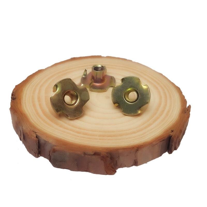 Imagem de um kit com porca garra m4 500 peças com acabamento bicromatizado.